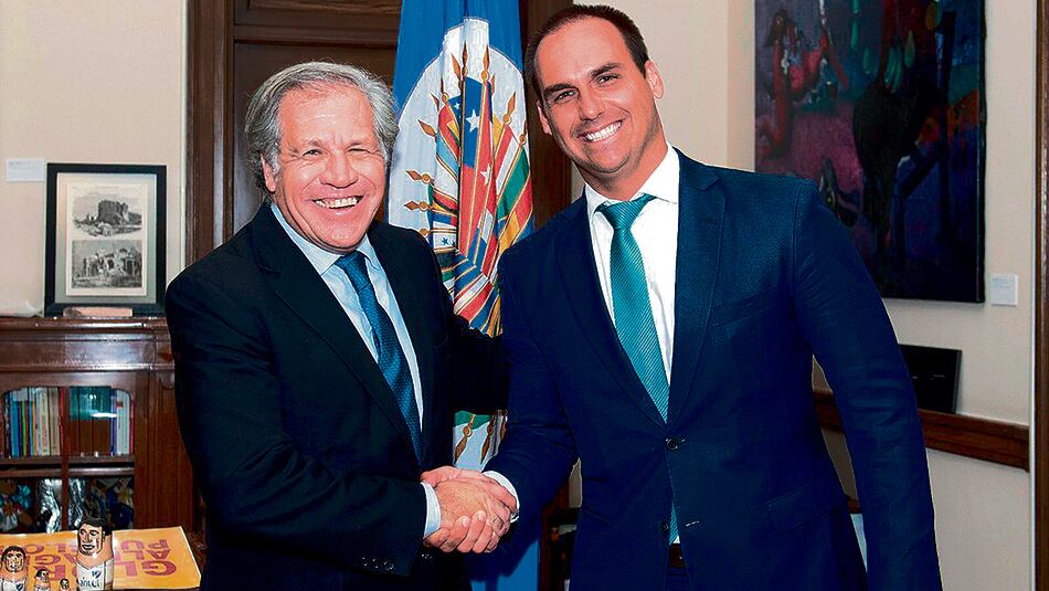Almagro y Eduardo Bolsonaro se dan la mano en la sede de la OEA en Washington.