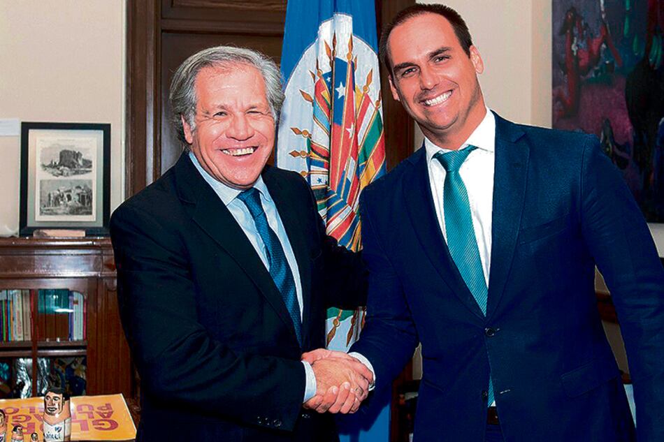 Almagro y Eduardo Bolsonaro se dan la mano en la sede de la OEA en Washington.