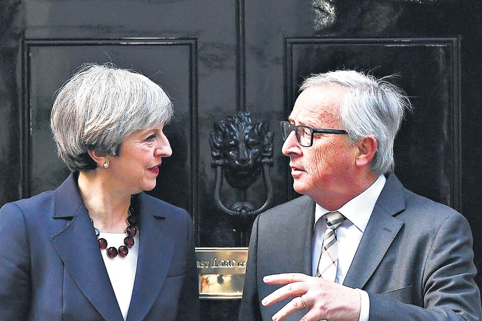 Theresa May y el presidente de la Comisión Europea, Jean Claude Juncker, se reunieron días atrás.