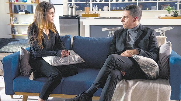 En Campanas en la noche, Luciana (Calu Rivero) es manipulada por su marido Vito (Esteban Lamothe).