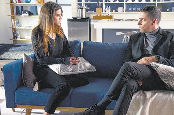 En Campanas en la noche, Luciana (Calu Rivero) es manipulada por su marido Vito (Esteban Lamothe).