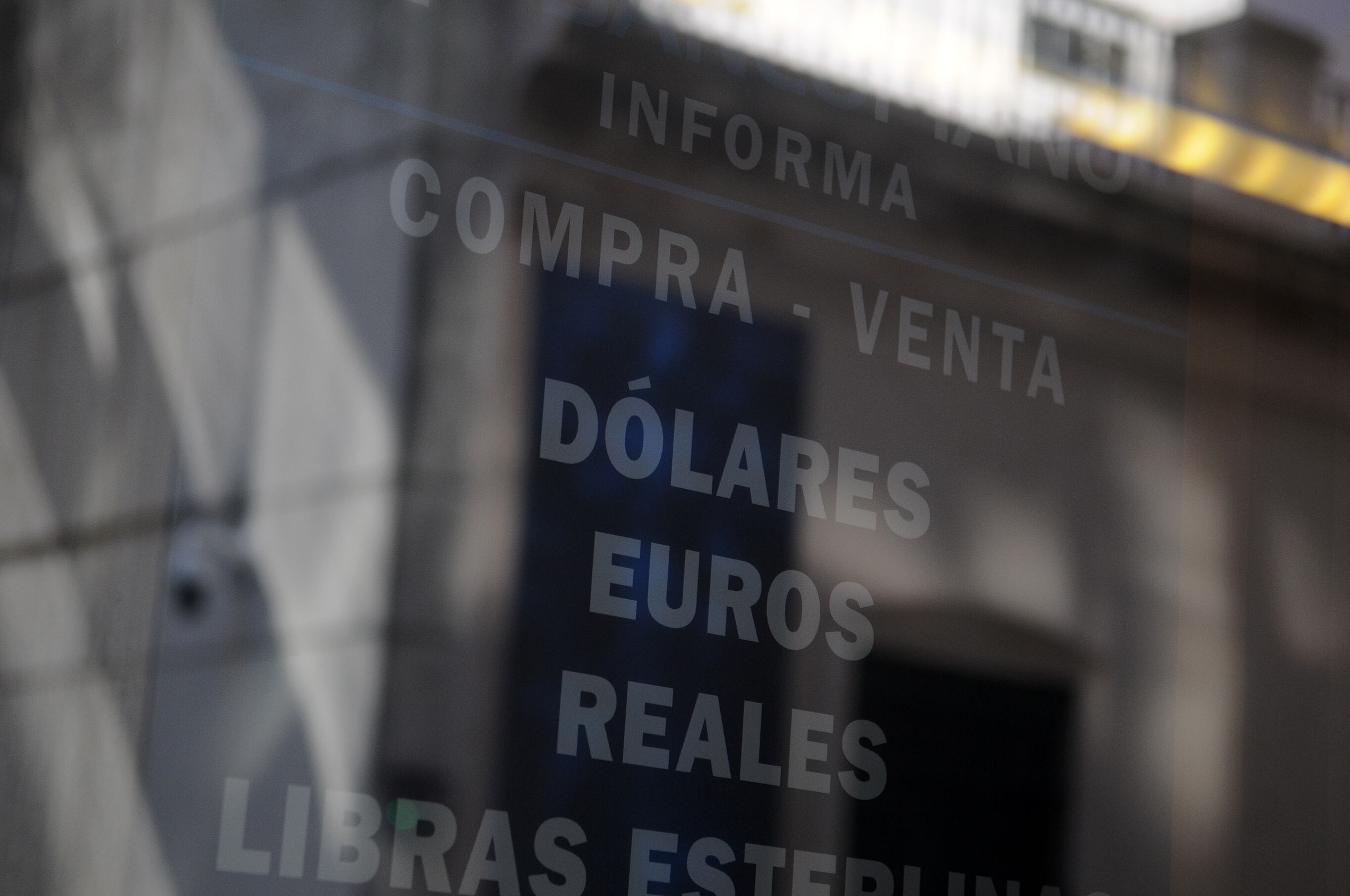 El dólar en el Banco Nación escaló a 1475 pesos, mientras el contado con liquidación subió a 1500.