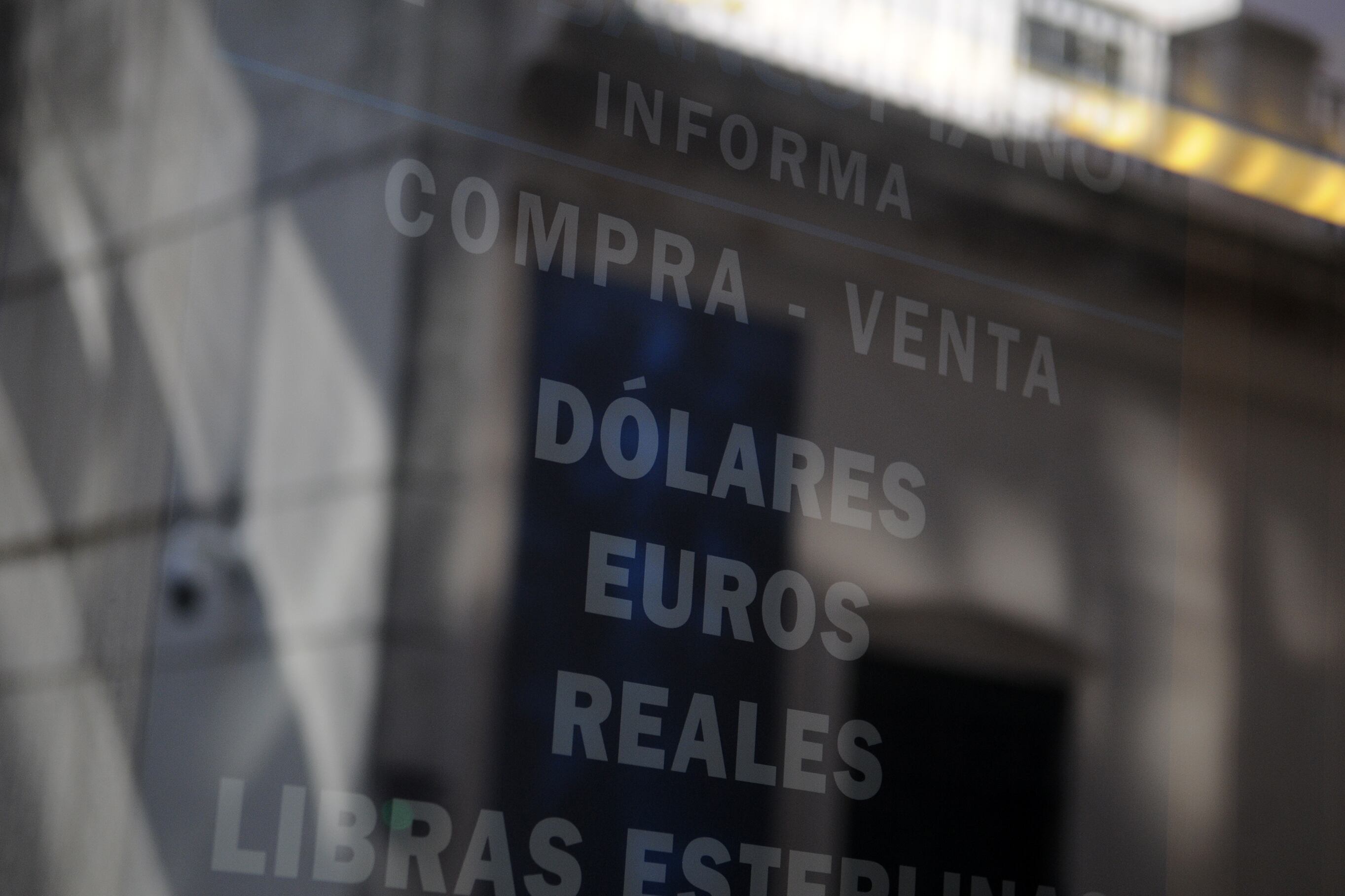 El dólar en el Banco Nación escaló a 1475 pesos, mientras el contado con liquidación subió a 1500.