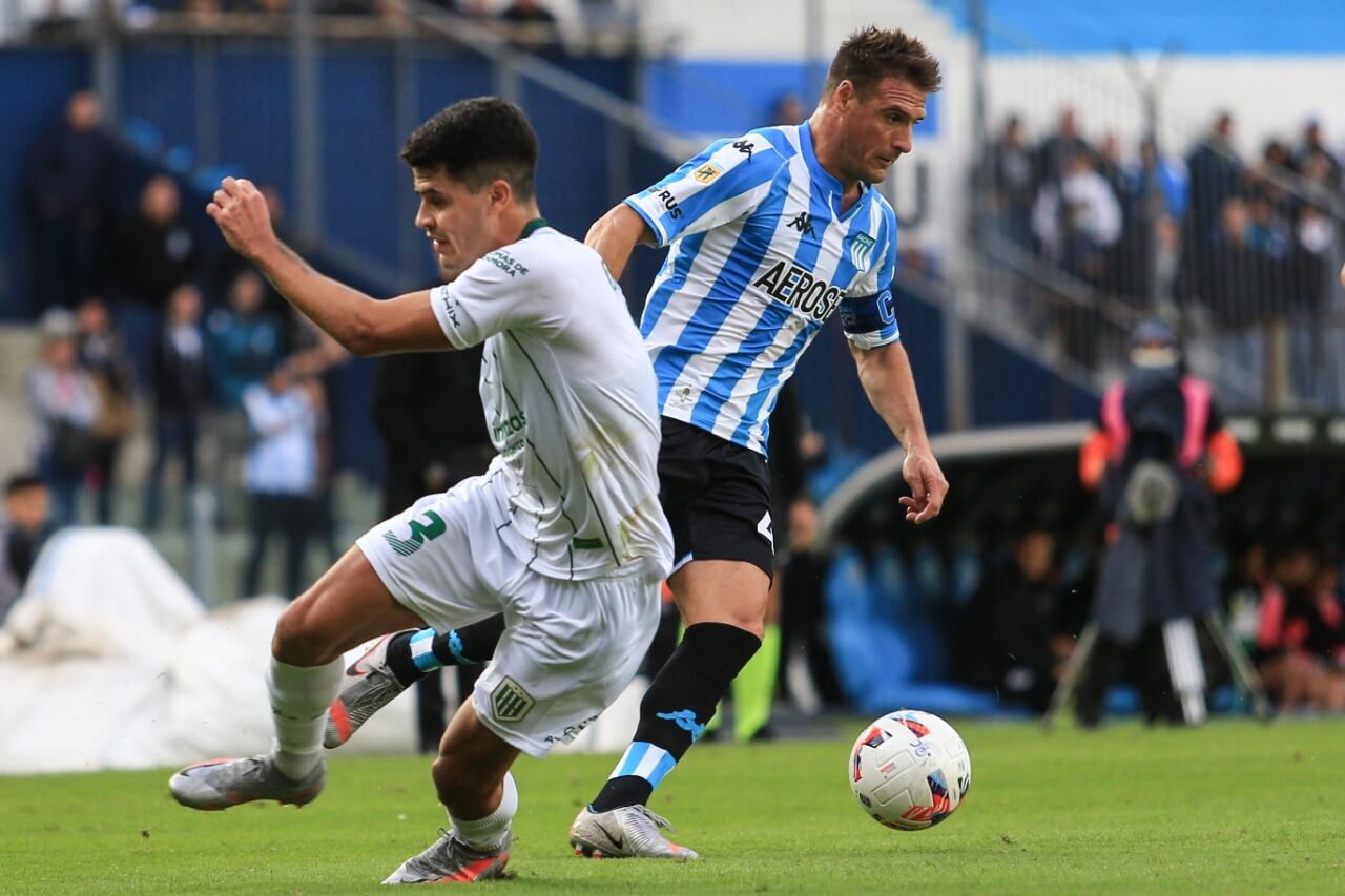 Pillud lucha por la pelota con Quinteros.