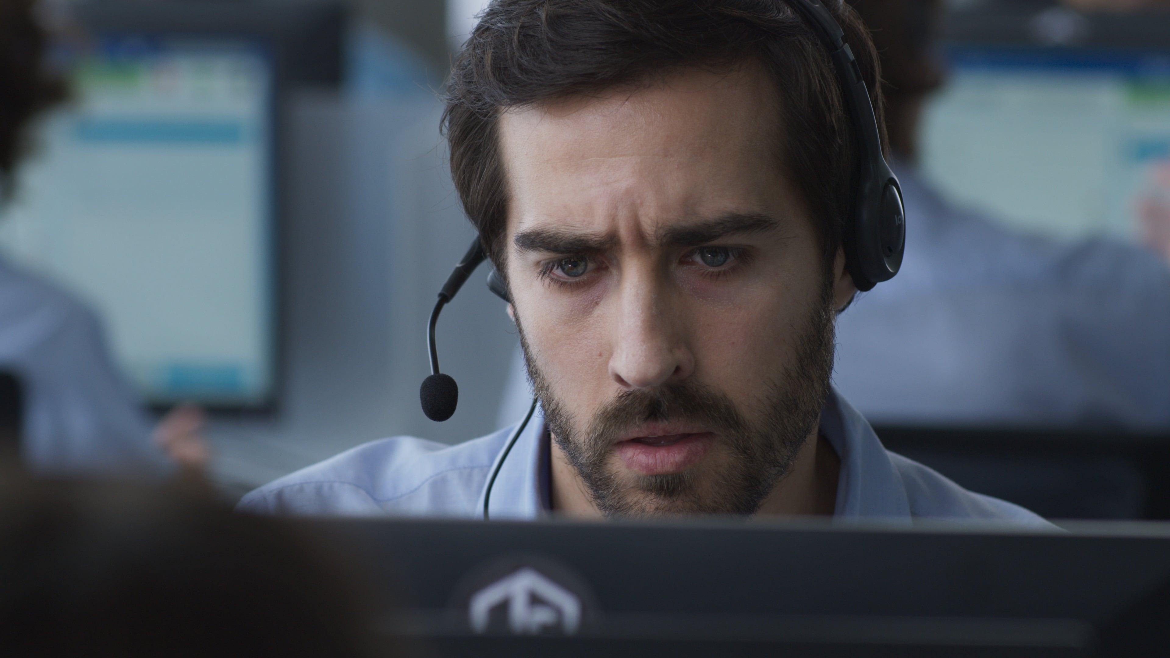 El personaje de Francella (hijo) trabaja en un call center. 