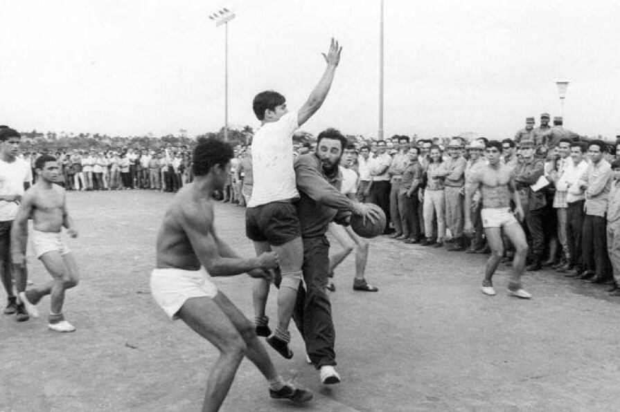 Fidel Castro con la naranja entre las manos.