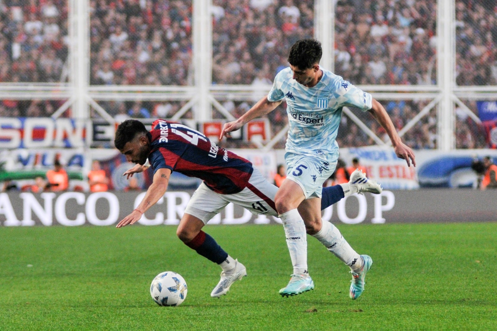 Leguizamón cae ante la carga de Nardoni. San Lorenzo se aferró al empate y lo logró