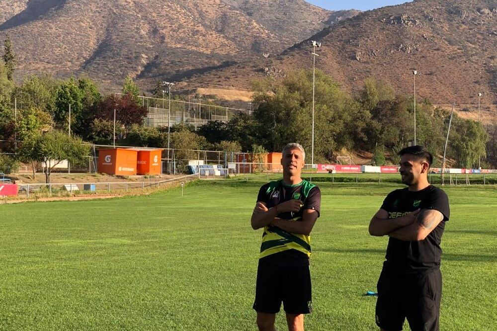Hernán Crespo en una práctica en Chile, antes de que saltaran los casos positivos en el plantel.