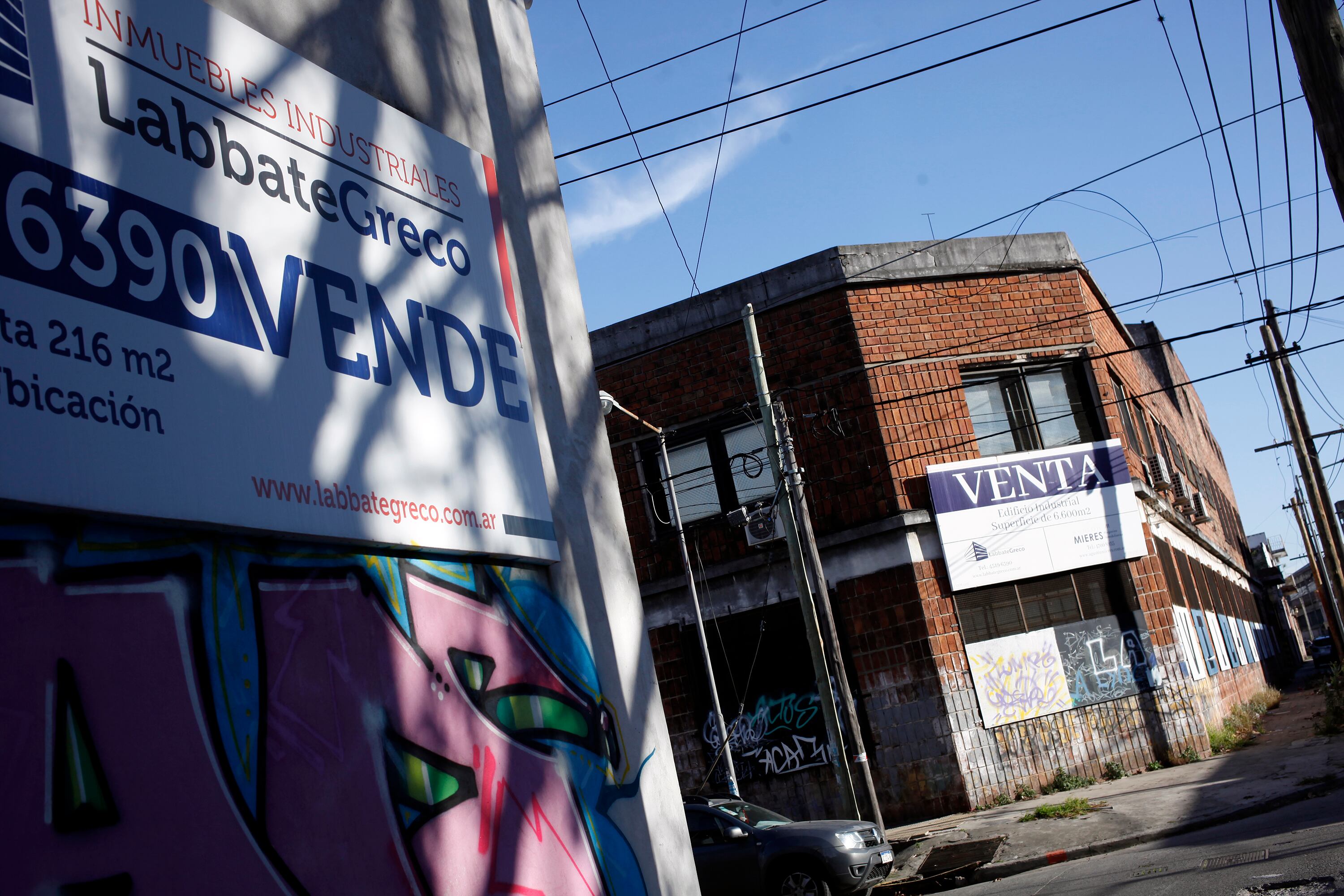 El sector privado expulsa todavía más que el sector público.