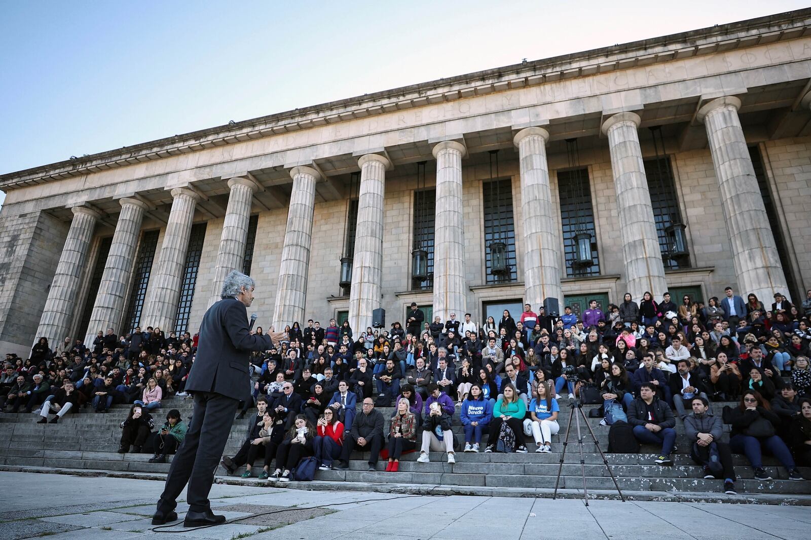 El decano de la
Facultad de Derecho de Buenos
Aires, Leandro Vergara, da una
clase en la calle en el
período previo a un paro
nacional el 23 de abril,
contra la política de recortes
en la educación pública del
presidente Javier
Milei