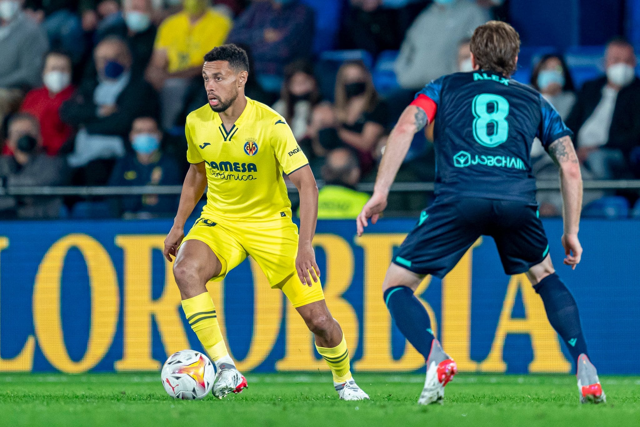 Coquelin intenta pasar a Fernández. Villarreal y Cádiz igualaron