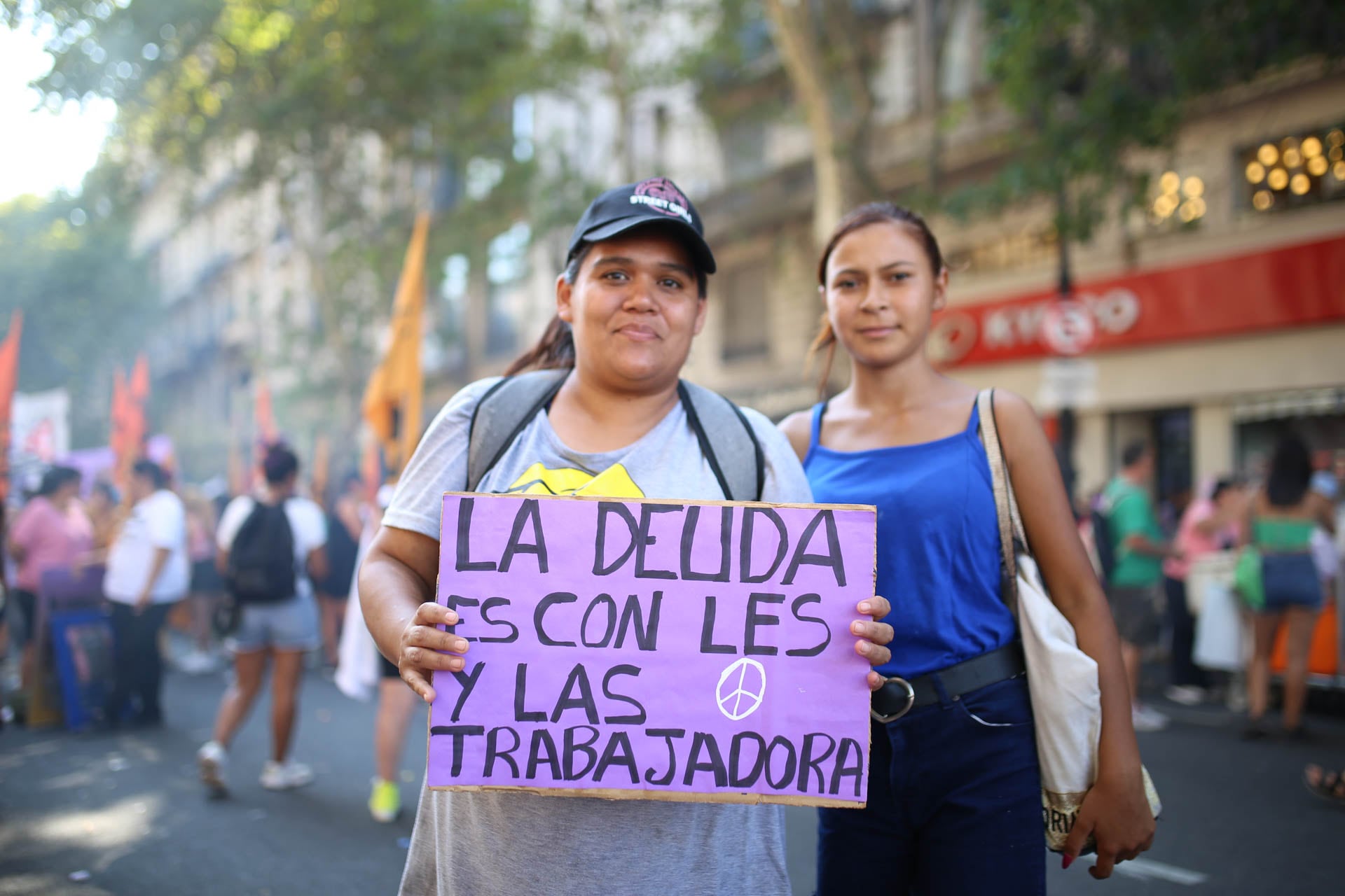 Hay algo que no pudieron vaciar del todo: la potencia de los lazos comunitarios, esa obstinación colectiva que insiste incluso cuando el Estado se retira y el mercado avanza.
