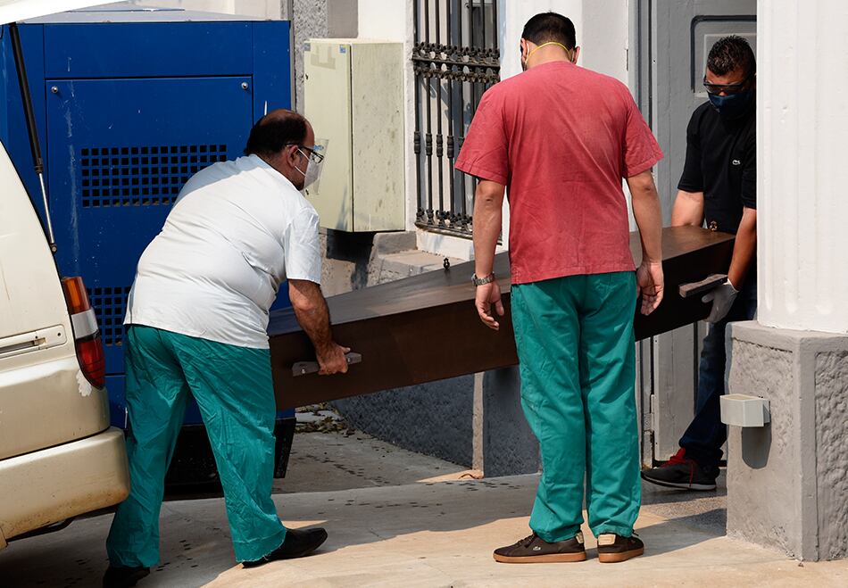 El féretro con el cuerpo de una de las niñas asesinadas en Paraguay.