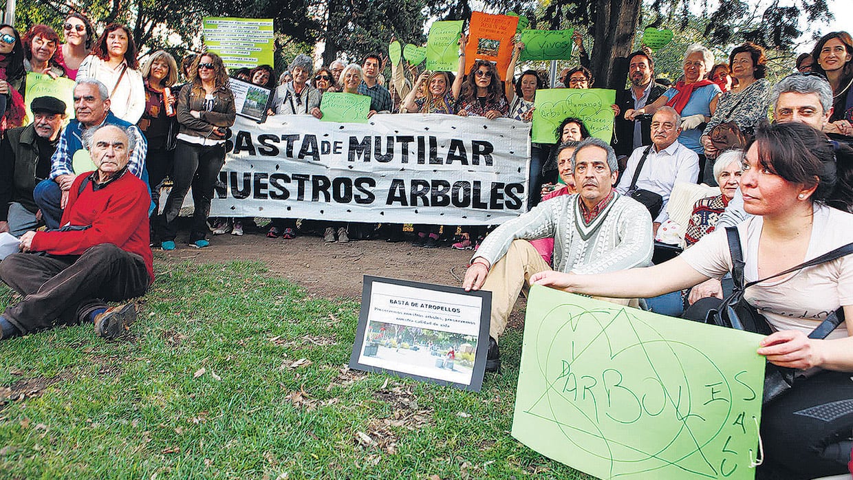 Más de cien personas empezaron la lucha para evitar que arruinen el parque Las Heras.