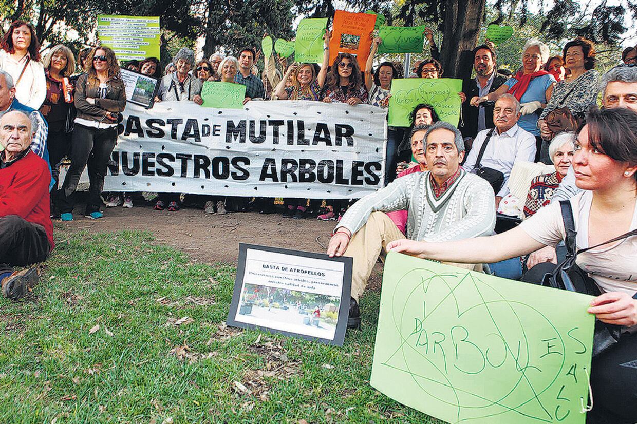 Más de cien personas empezaron la lucha para evitar que arruinen el parque Las Heras.
