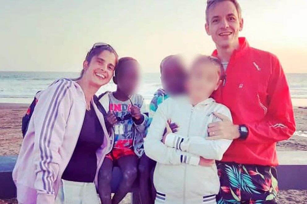 El matrimonio junto a su hija biológica y junto a los dos niños africanos que fueron abandonados. Imagen: Télam.