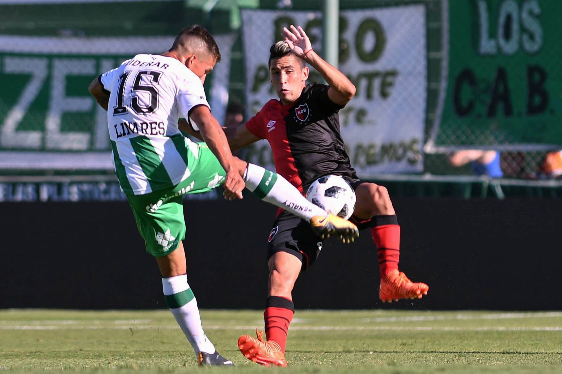 El pibe Torres clavó un golazo, pero Penel el árbitro lo anuló por un off side que no existió.