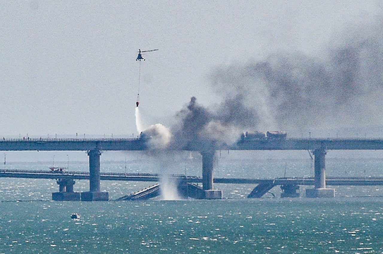 El puente de Crimea, envuelto en humo después de la detonación. 