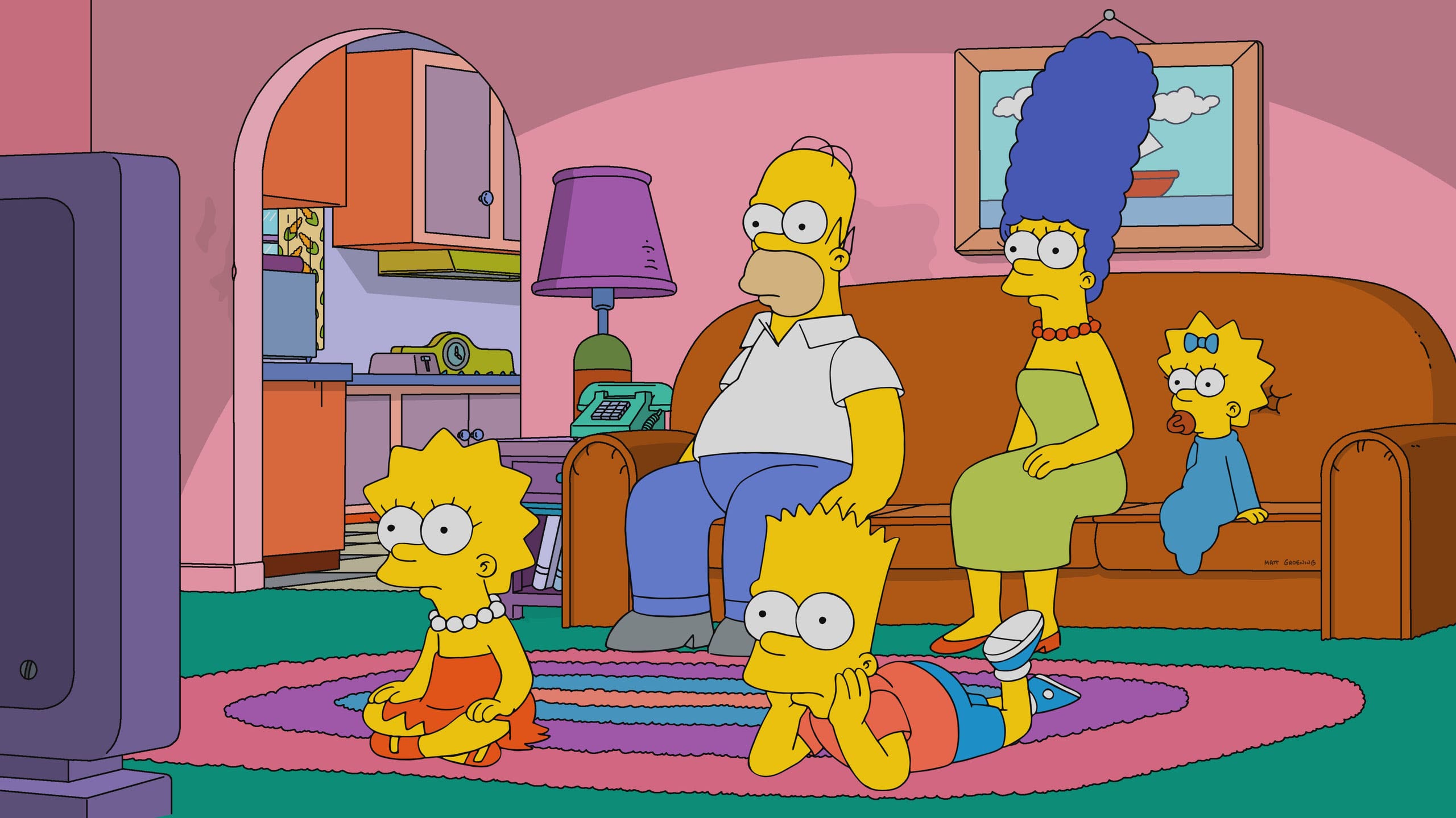 Los Simpson reunidos ante la televisión