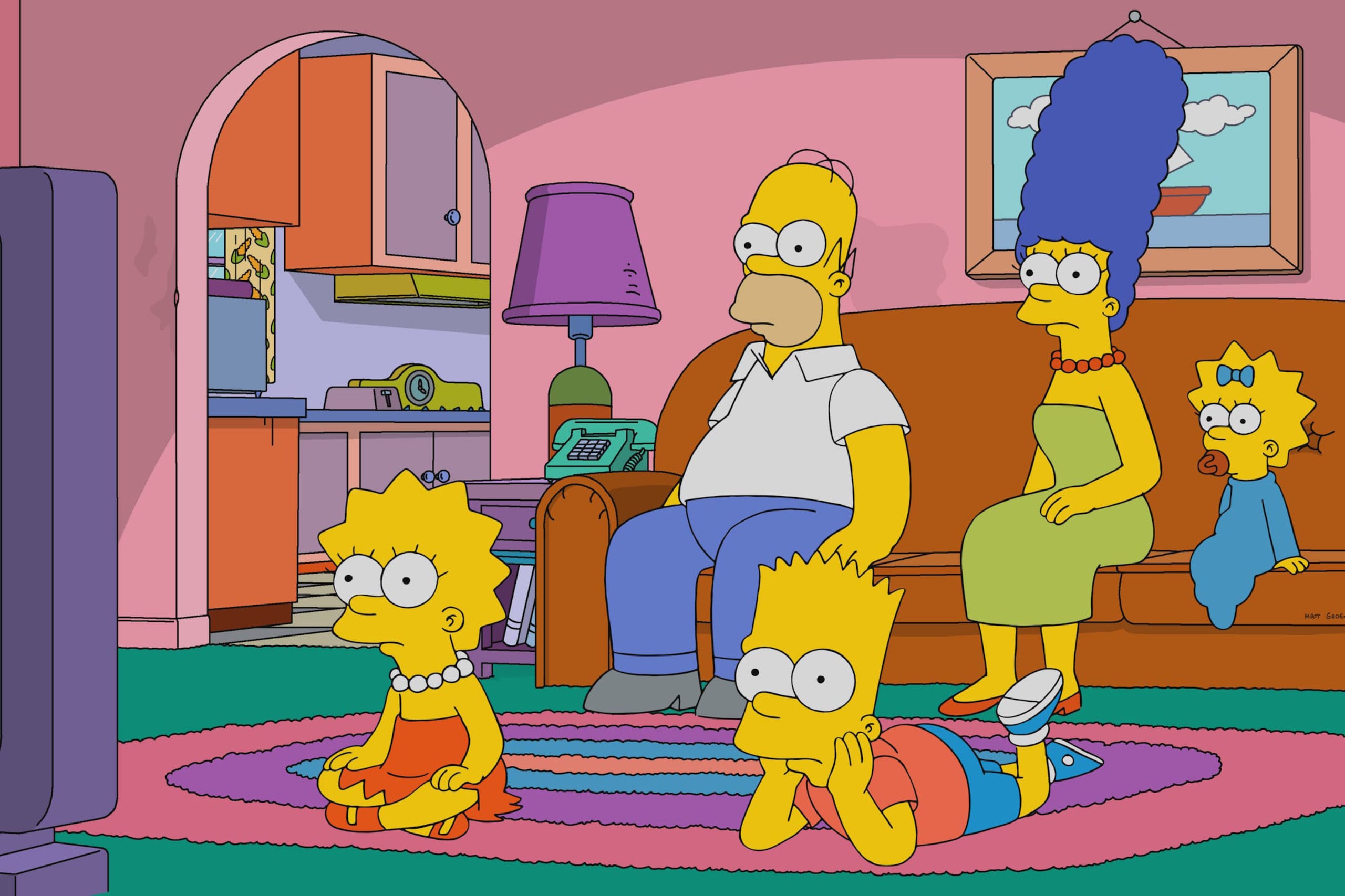Los Simpson reunidos ante la televisión