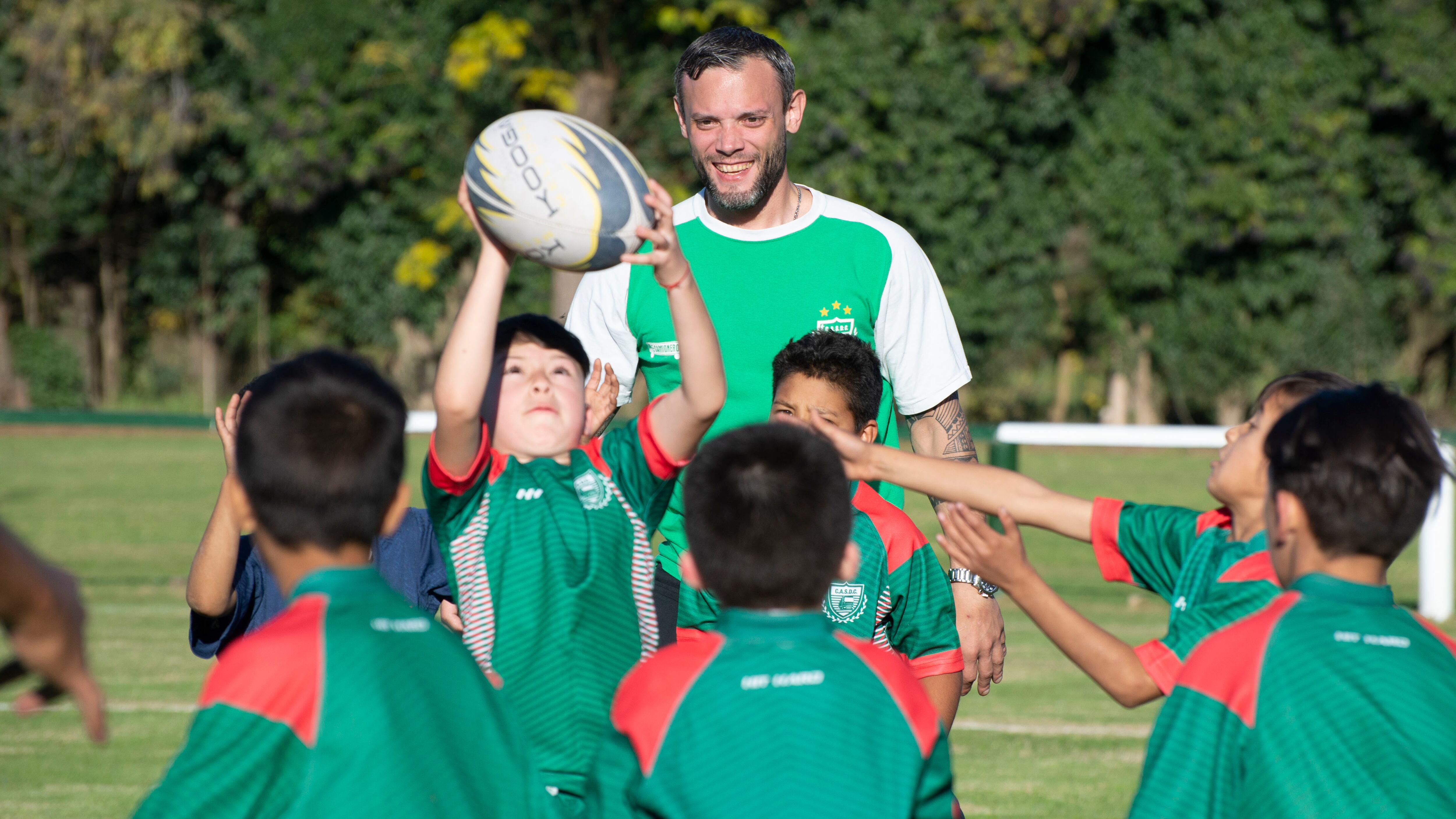 Camioneros y el rugby en función social.