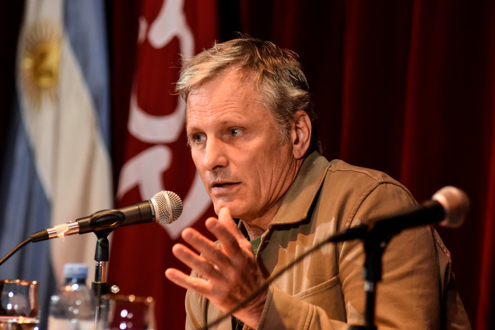 "En Argentina se escribe, se publica y por suerte también se compra poesía", dijo Mortensen en Bahía Blanca.