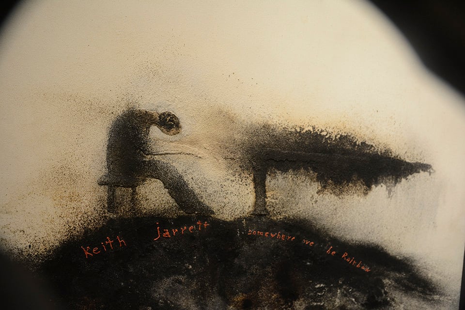 Hay un homenaje al pianista Keith Jarrett. 