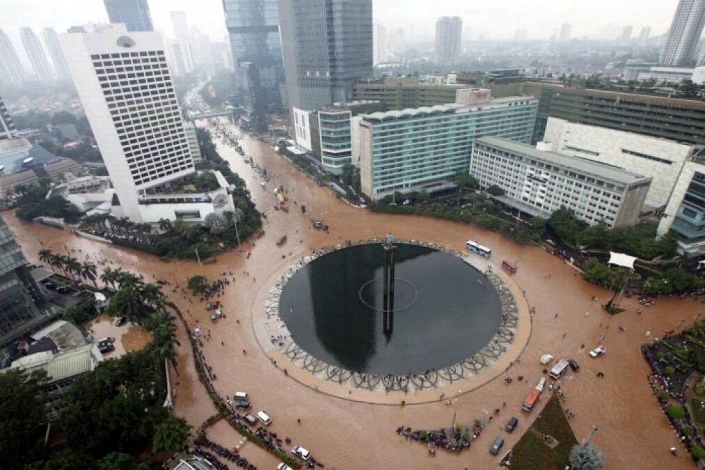 Yakarta inundada: nueve personas murieron y miles debieron ser evacaudas en la capital de Indonesia. 