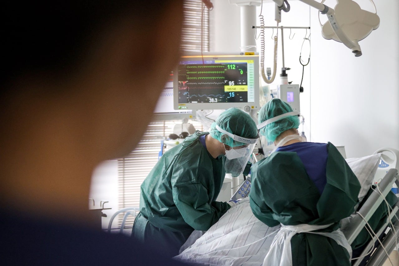 La variante de coronavirus Omicron enciende las alarmas de la comunidad científica.