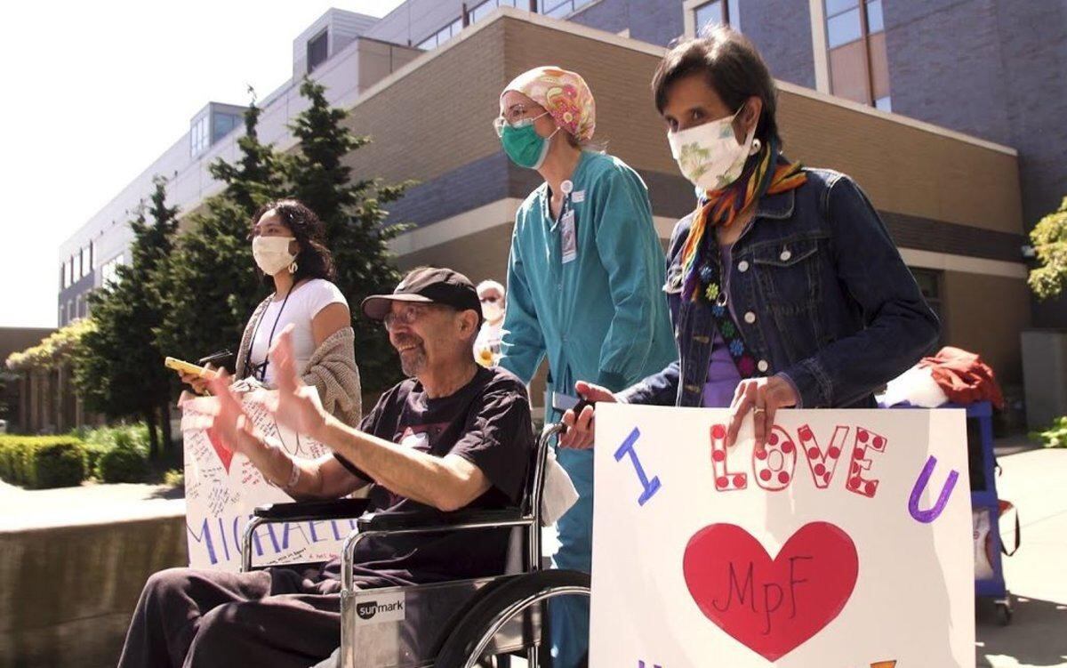 Michael Flor, en silla de ruedas, saliendo del hospital después de su internación.