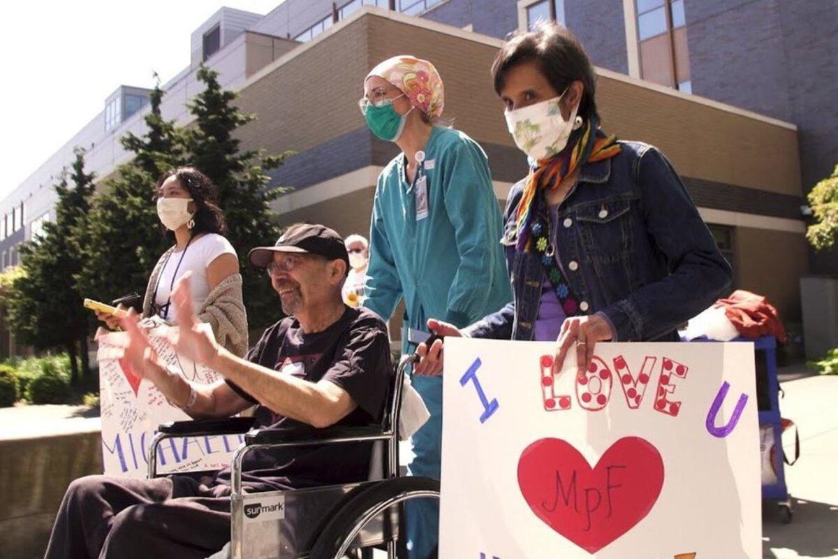 Michael Flor, en silla de ruedas, saliendo del hospital después de su internación.