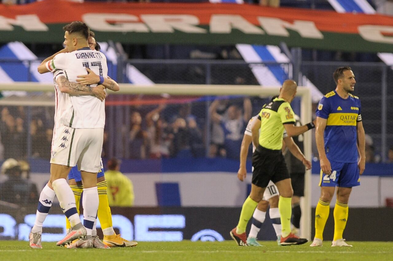 Mancuello festeja su gol con Giannetti; lo lamenta Izquierdoz