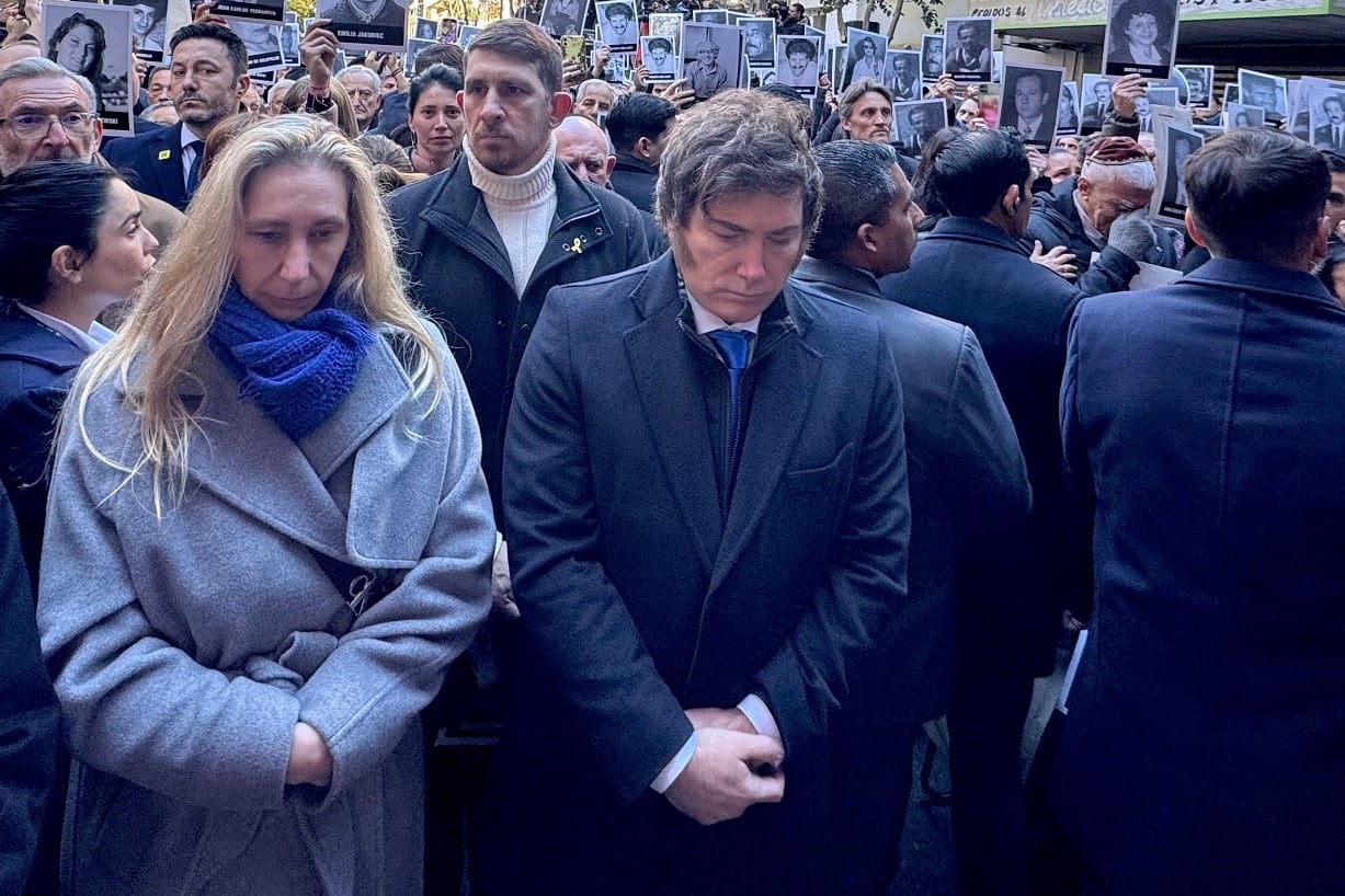 Karina y Javier Milei durante el acto por los 31 años del atentado a la AMIA.
