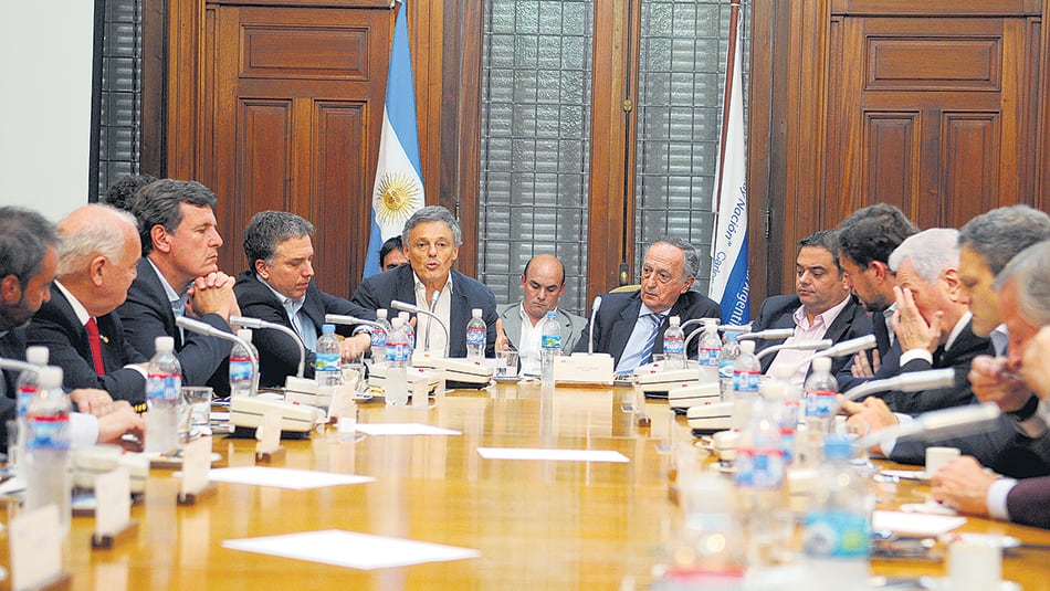 Dujovne, Cabrera, Acevedo (UIA) y Triaca, en la cabecera de la reunión con industriales.