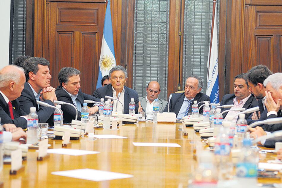 Dujovne, Cabrera, Acevedo (UIA) y Triaca, en la cabecera de la reunión con industriales.