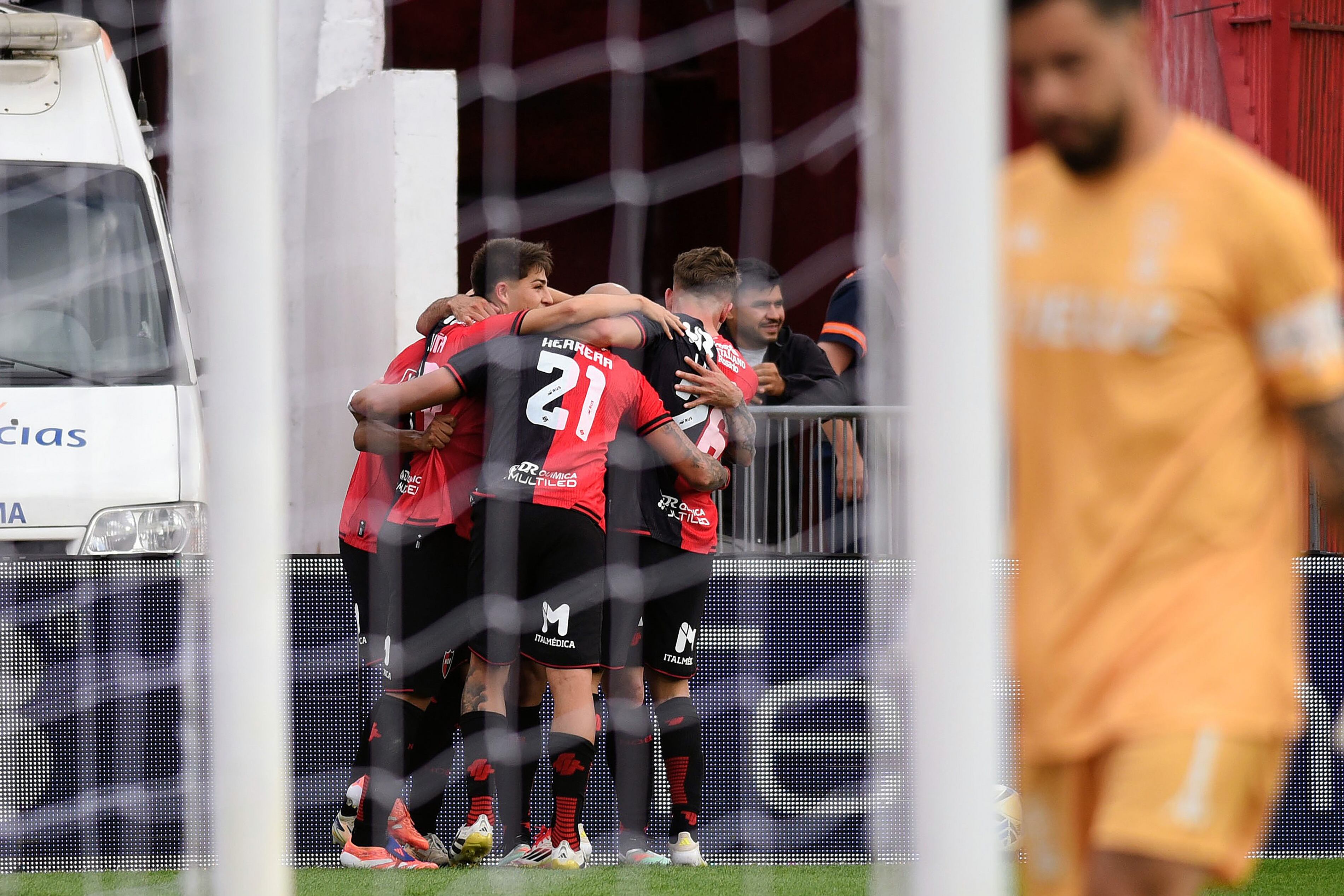 Newell´s ya convirtió y empieza a palpitar el triunfo en Parque Patricios.