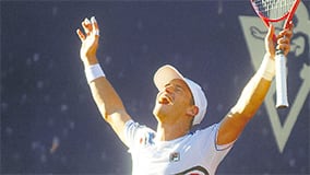 Brazos al cielo de Schwartzman para festejar su gran triunfo ante Thiem.