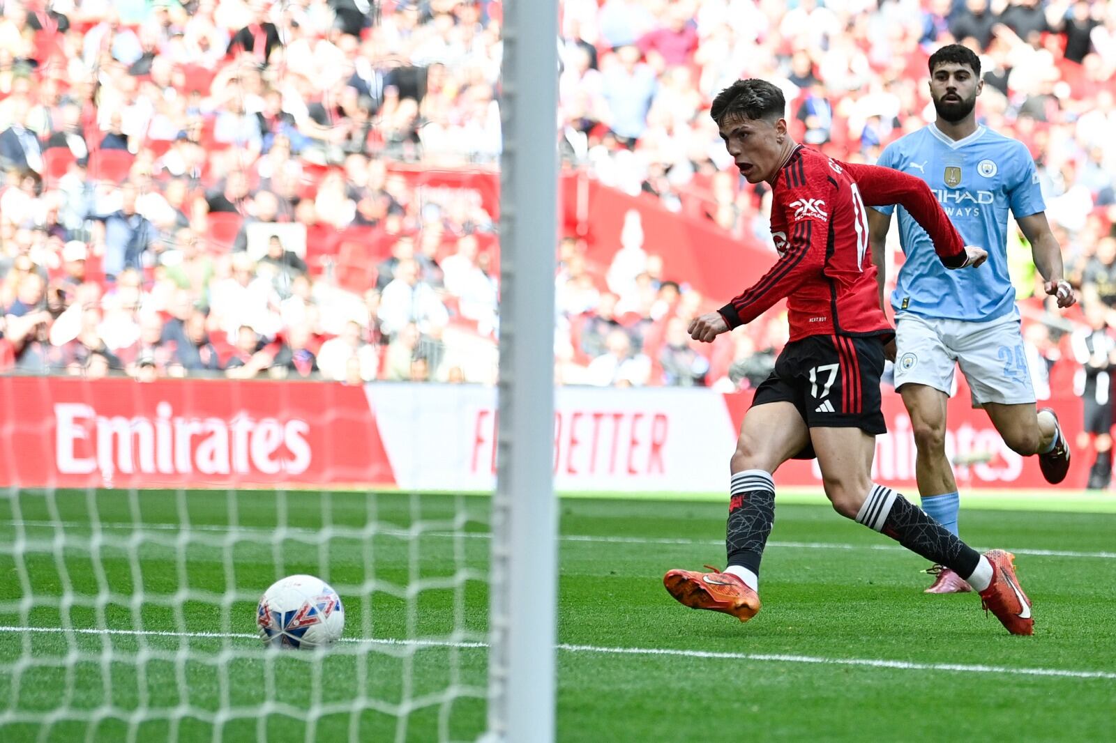 Garnacho aprovechó el error rival y anotó el gol de la apertura
