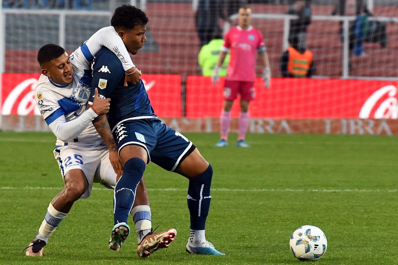 Roger Martínez intenta jugar ante la marca pegajosa de Leyes