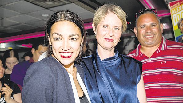 Alexandria Ocasio Cortez celebró su victoria junto a la actriz y candidata Cynthia Nixon.
