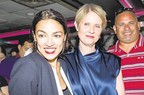 Alexandria Ocasio Cortez celebró su victoria junto a la actriz y candidata Cynthia Nixon.