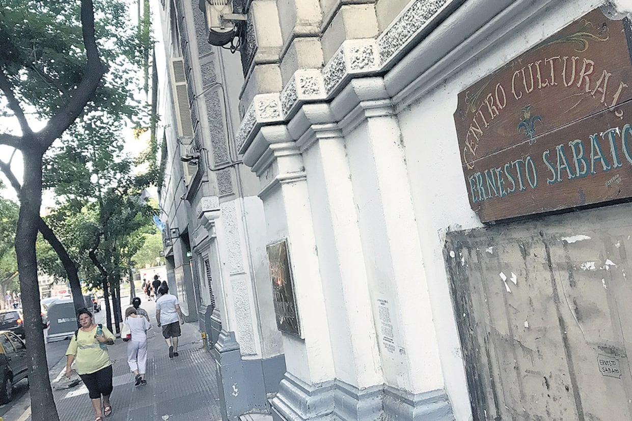 El docente acusado estaba contratado por el Centro Cultural Sabato, que depende de la Facultad de Economía.