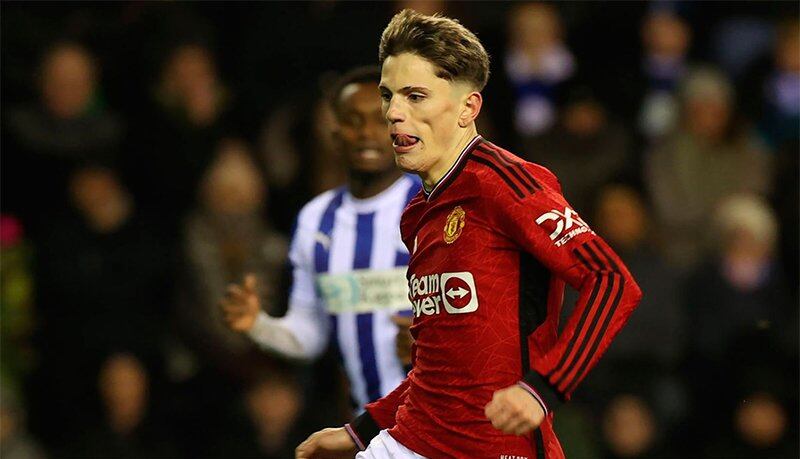 Alejandro Garnacho no la metió, pero hizo temblar el travesaño