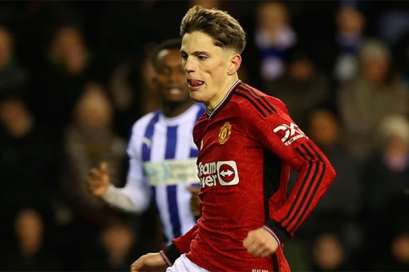 Alejandro Garnacho no la metió, pero hizo temblar el travesaño