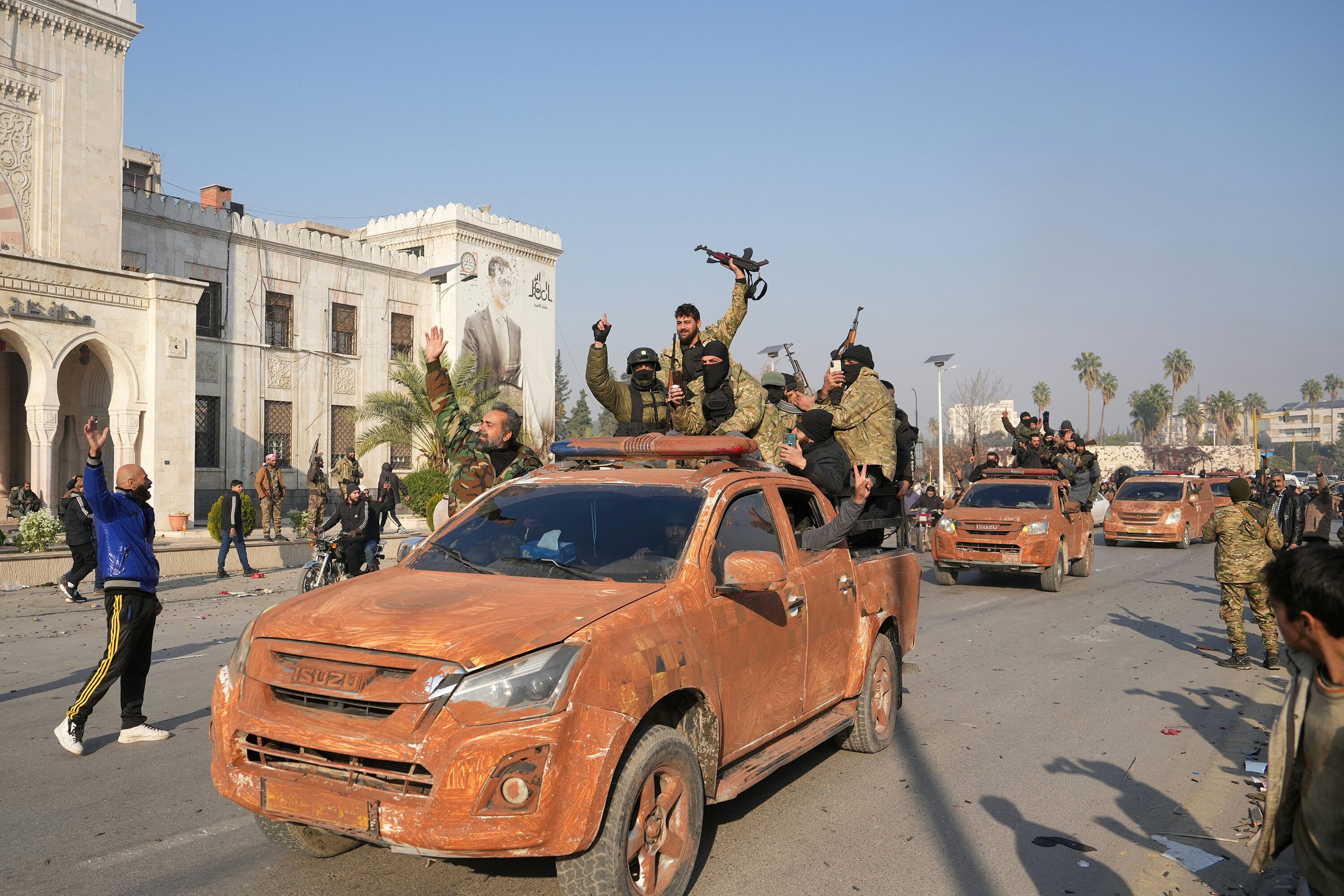 Los rebeldes sirios celebran su ingreso a la ciudad capturada de Hama