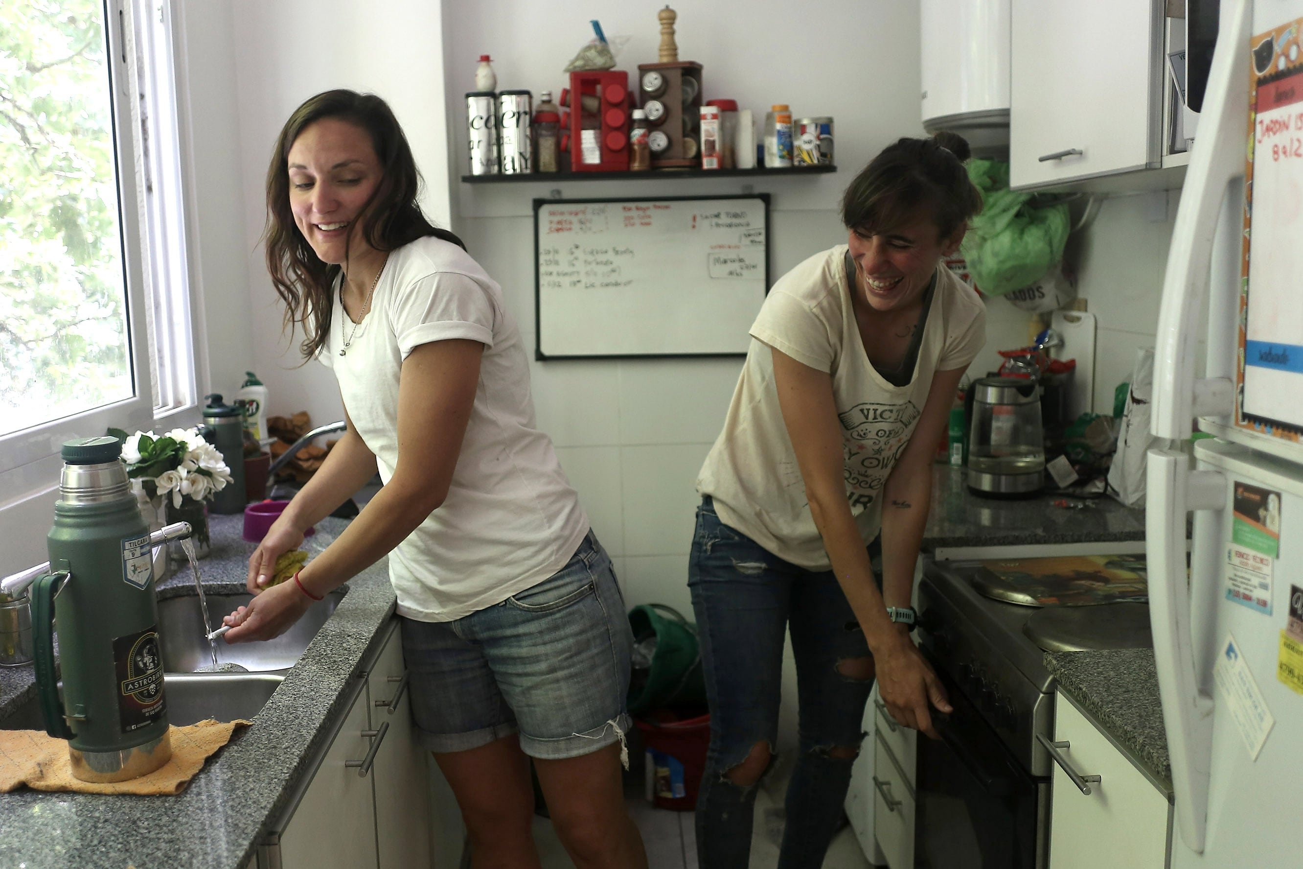 Laura y Candelaria se ríen en la cocina, antes de irse a jugar el clásico Excursionista-Defensores de Belgrano.