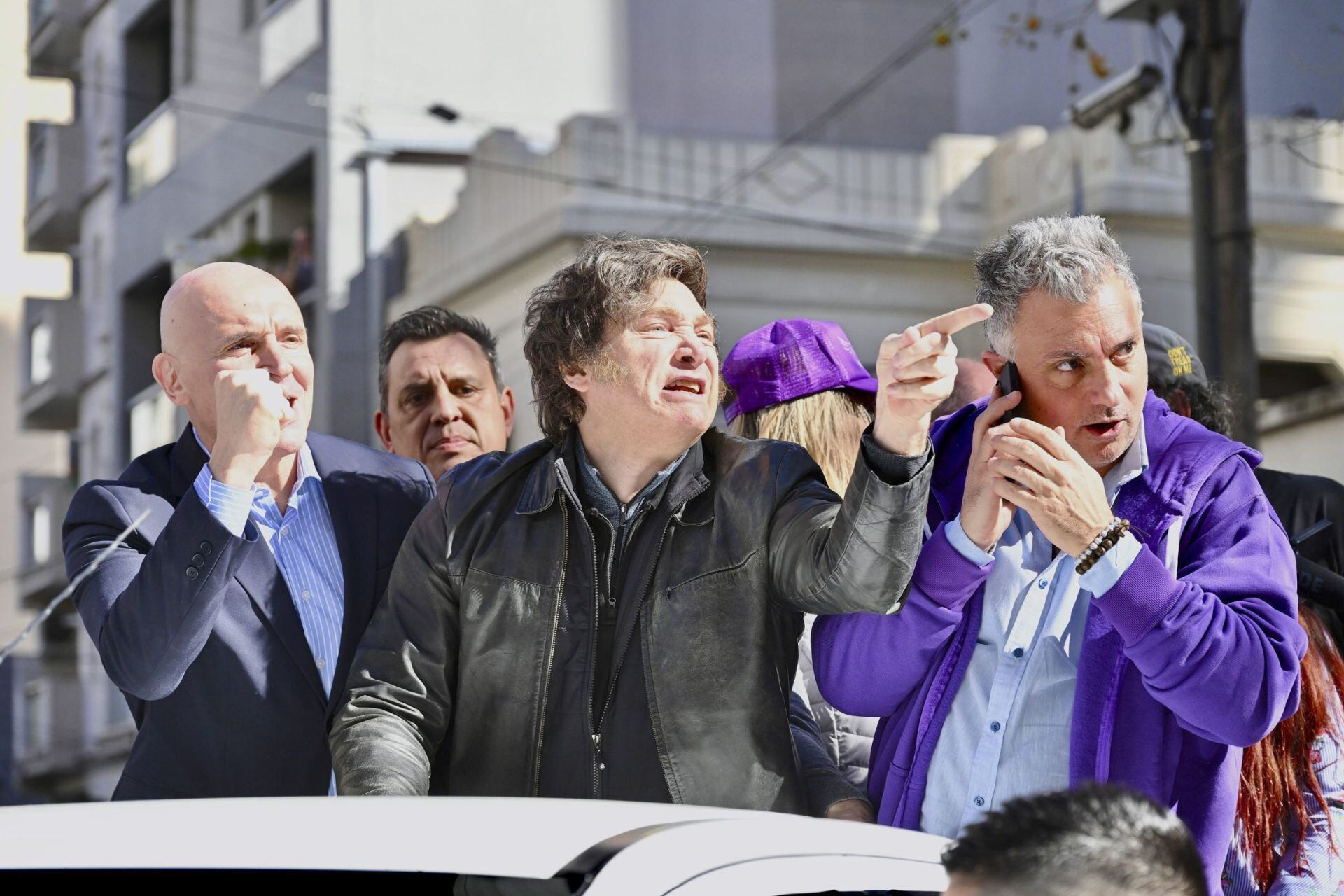 La violenta caravana presidencial.