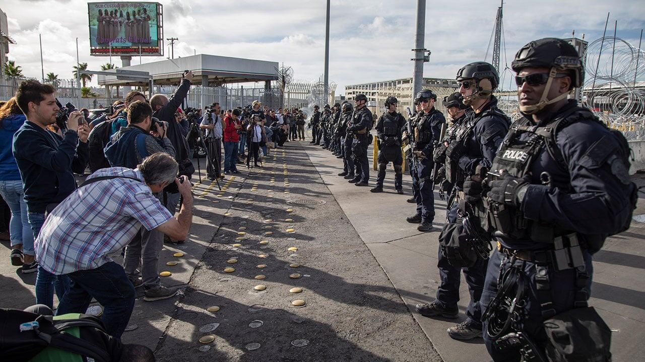 Migrantes hacen fila después de ser detenidos por las autoridades estadounidenses en la frontera entre Estados Unidos y México en Ciudad Juárez, México, el 30 de abril de 2023.