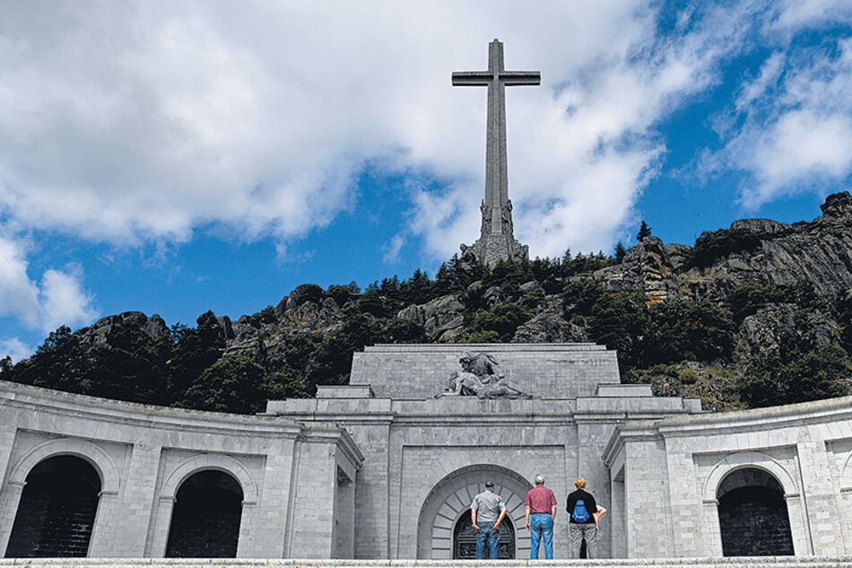 La tumba del dictador Franco se encuentra junto al altar de la basílica del Valle de los Caídos.