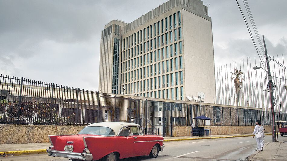 La embajada estadounidense en La Habana, donde diplomáticos sufrieron problemas de salud.